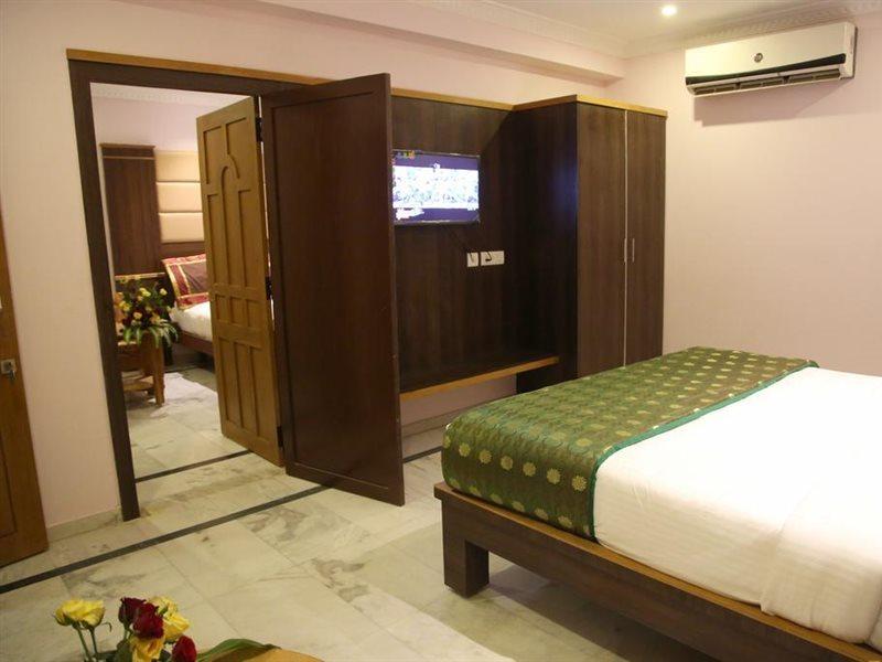 Poppys S.E.T Residency Hotel Kumbakonam Exterior photo
