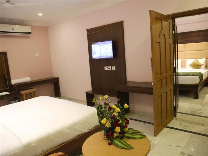 Poppys S.E.T Residency Hotel Kumbakonam Exterior photo