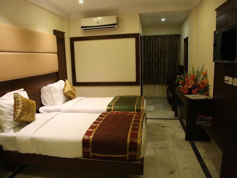 Poppys S.E.T Residency Hotel Kumbakonam Exterior photo