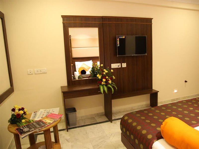 Poppys S.E.T Residency Hotel Kumbakonam Exterior photo