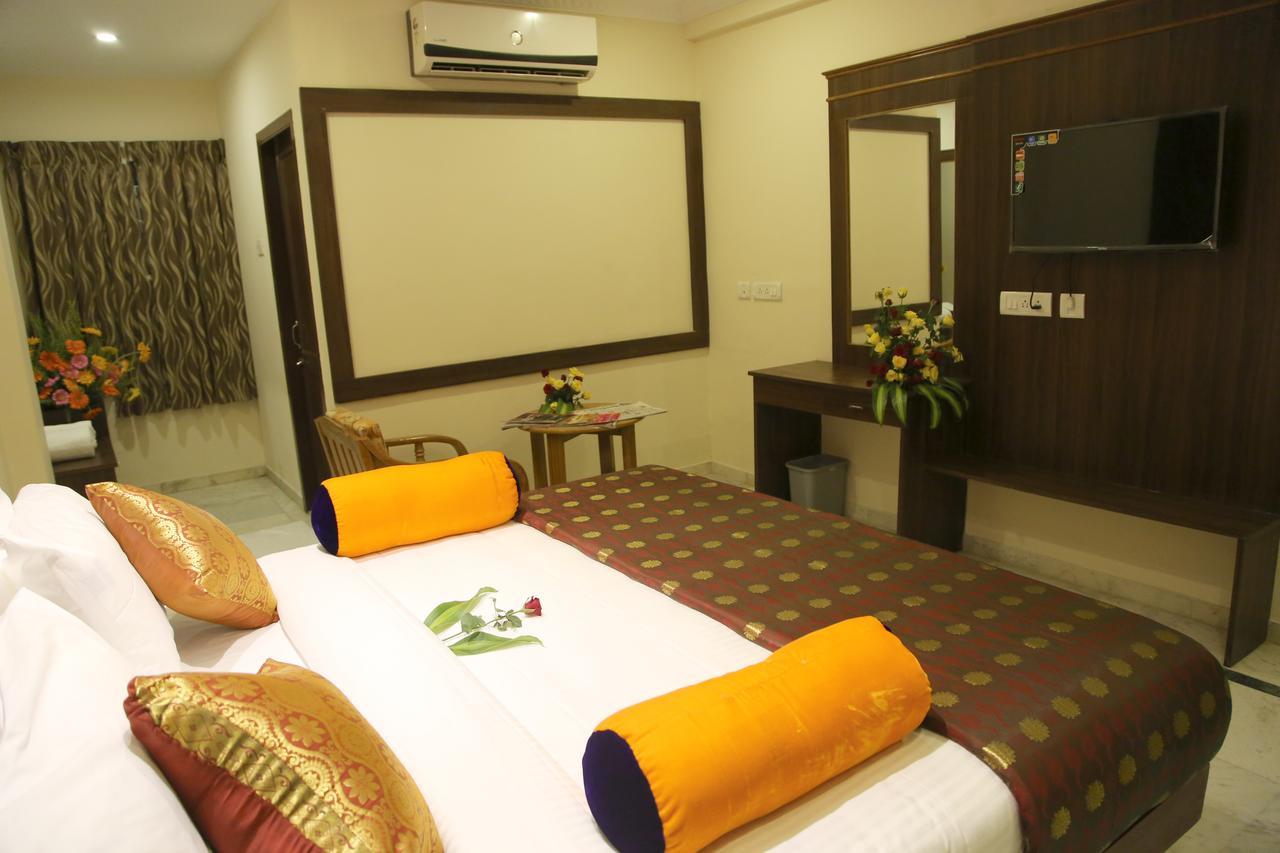 Poppys S.E.T Residency Hotel Kumbakonam Exterior photo