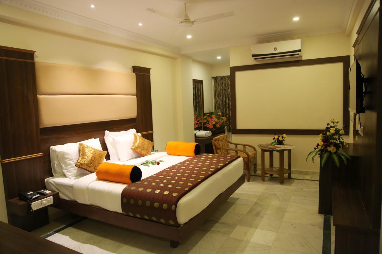 Poppys S.E.T Residency Hotel Kumbakonam Exterior photo